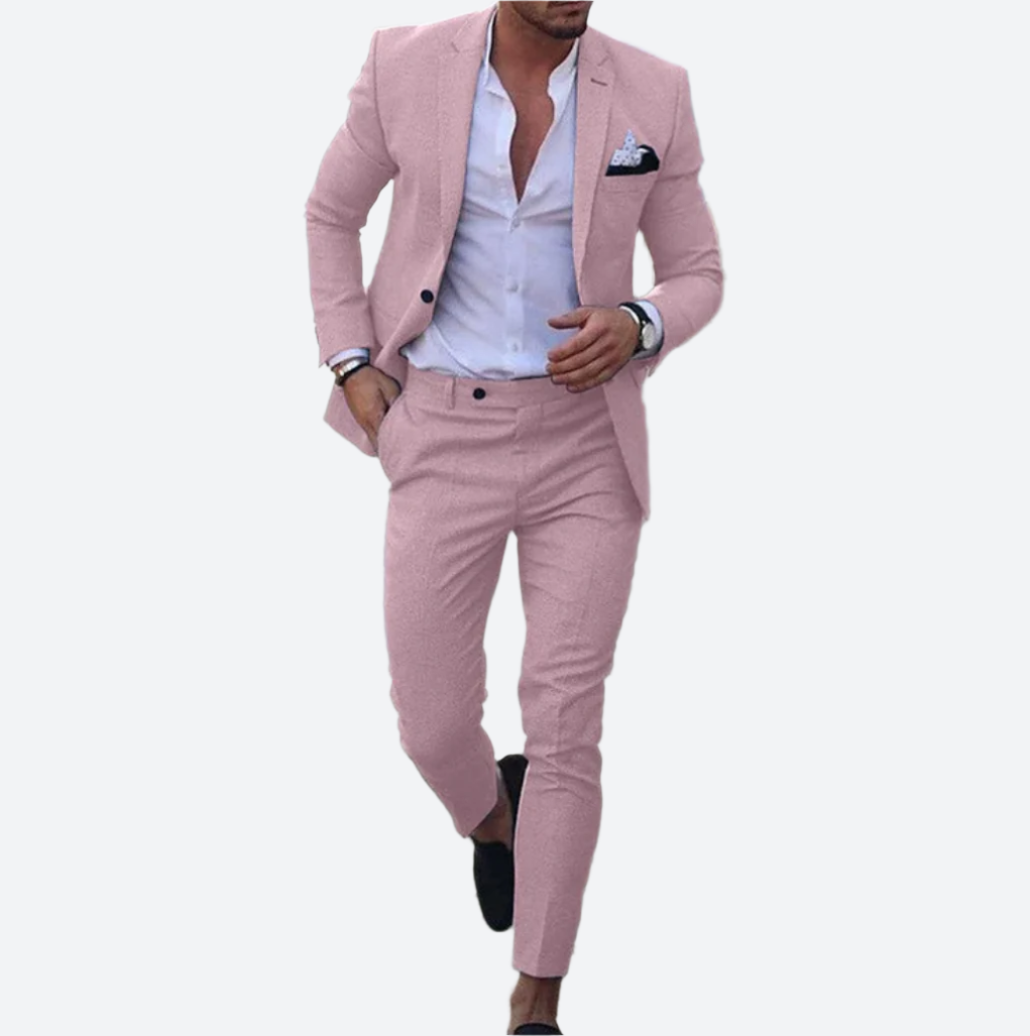 Mann im eleganten, rosa Anzug mit weißem Hemd und Einstecktuch, läuft auf einer sonnigen Straße. Stilvolle Herrenmode, Business-Look.