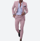Mann im eleganten, rosa Anzug mit weißem Hemd und Einstecktuch, läuft auf einer sonnigen Straße. Stilvolle Herrenmode, Business-Look.
