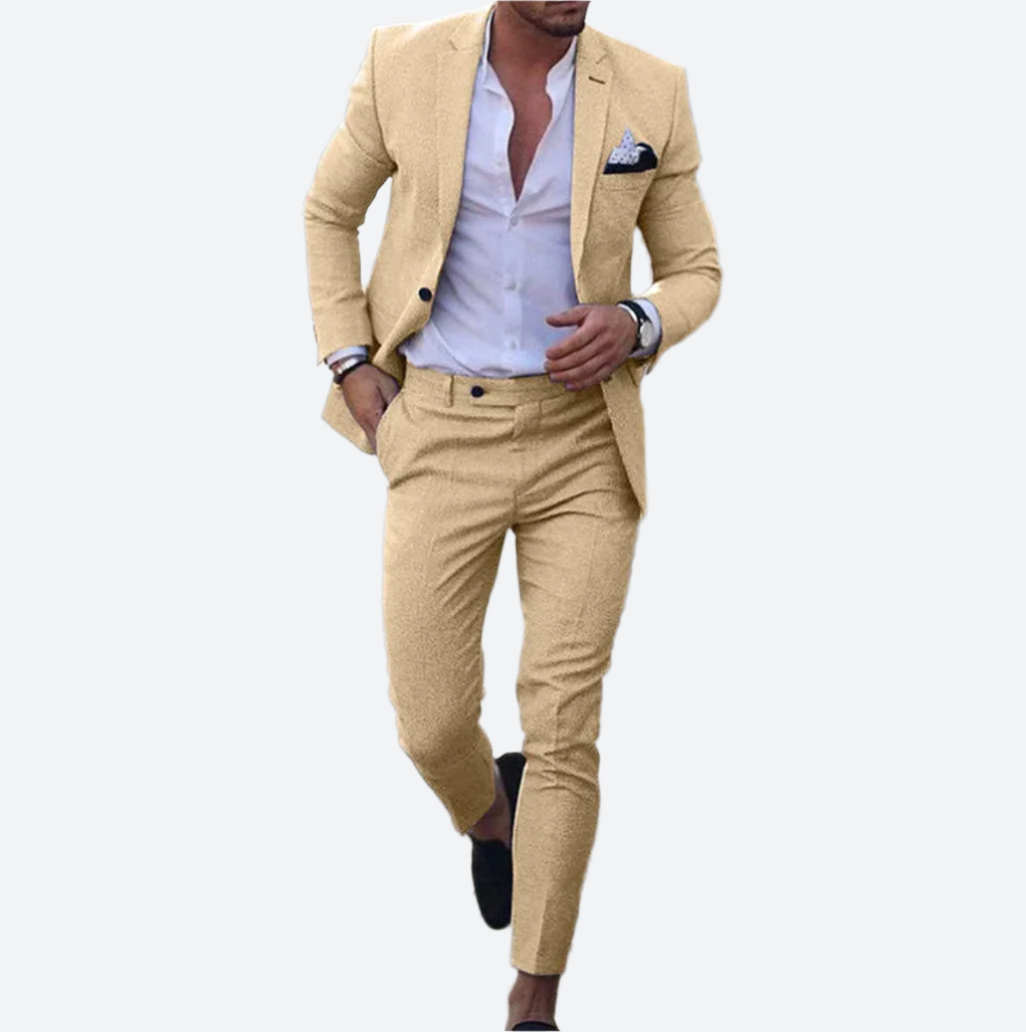 Eleganter Mann im beigen Anzug, weißem Hemd und schwarzen Schuhen auf einer sonnigen Straße. Stilvolle Herrenmode, Business-Look, modischer Anzug.