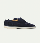 Dunkelblaue Wildleder-Herrenschuhe mit weißer Sohle, elegantes Design, Freizeitmode.