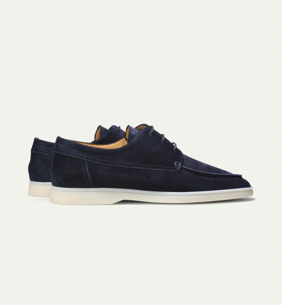 Dunkelblaue Wildleder-Herrenschuhe mit weißer Sohle, elegantes Design, Freizeitmode.