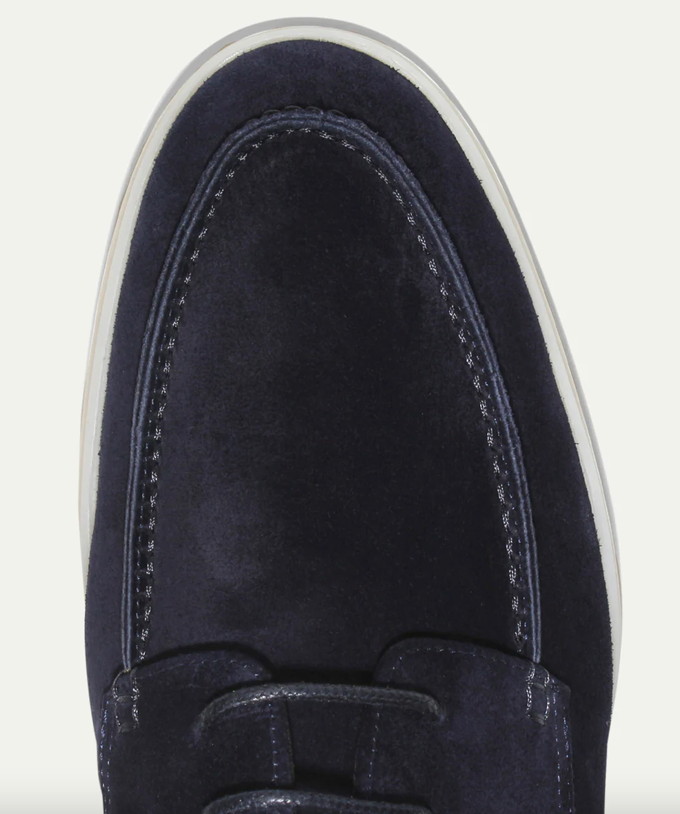 Dunkelblauer Wildlederschuh, Nahaufnahme, Herrenmode, elegantes Design, hochwertige Verarbeitung.