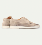 Beige Wildleder-Herrenschuhe, flach, mit Schnürung, seitliche Ansicht, elegantes Design.