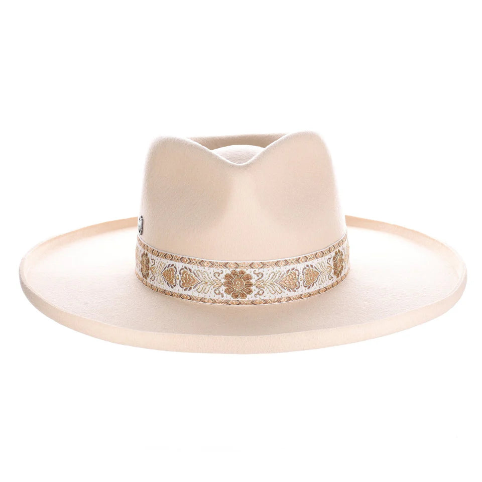 Beige Fedora-Hut aus Wollfilz mit breiter Krempe und verziertem Band, elegantes Design.