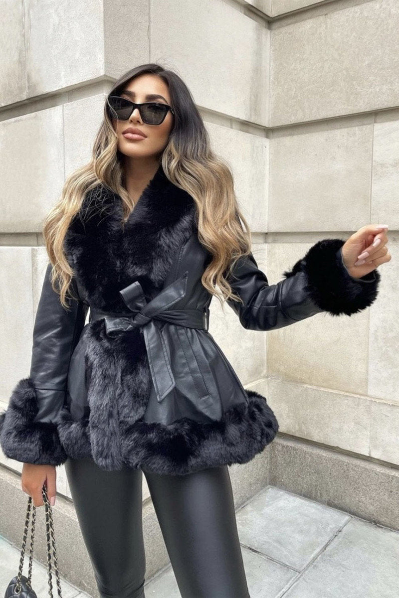 Schwarze Kunstlederjacke mit Kunstfellbesatz, Gürtel und Kapuze. Modischer Wintermantel für Damen, ideal für kalte Tage. Eleganter Look.