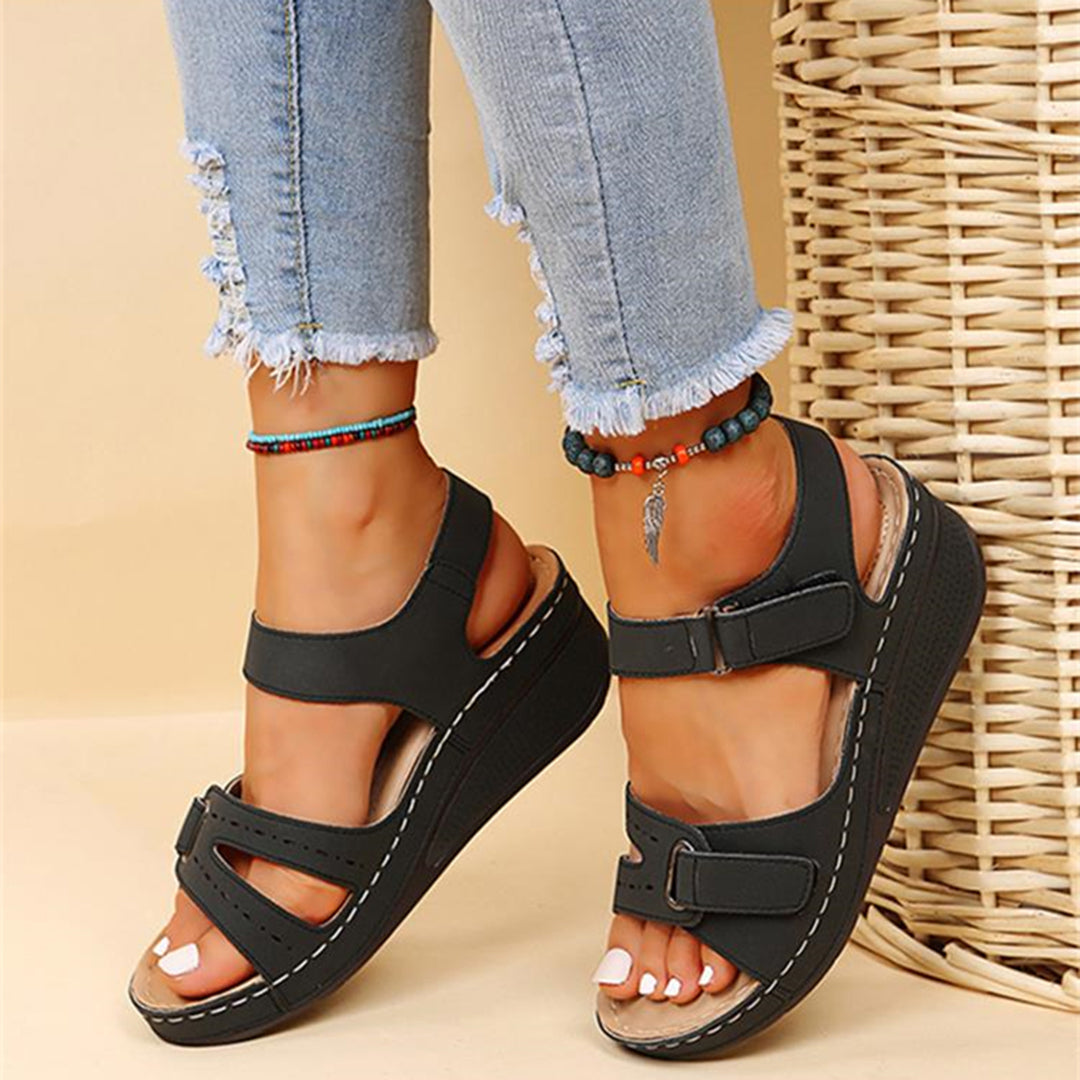 Schwarze Plateau-Sandalen mit Klettverschluss, ideal für Sommermode. Bequeme Damenschuhe, perfekt kombinierbar mit Jeans und Accessoires.