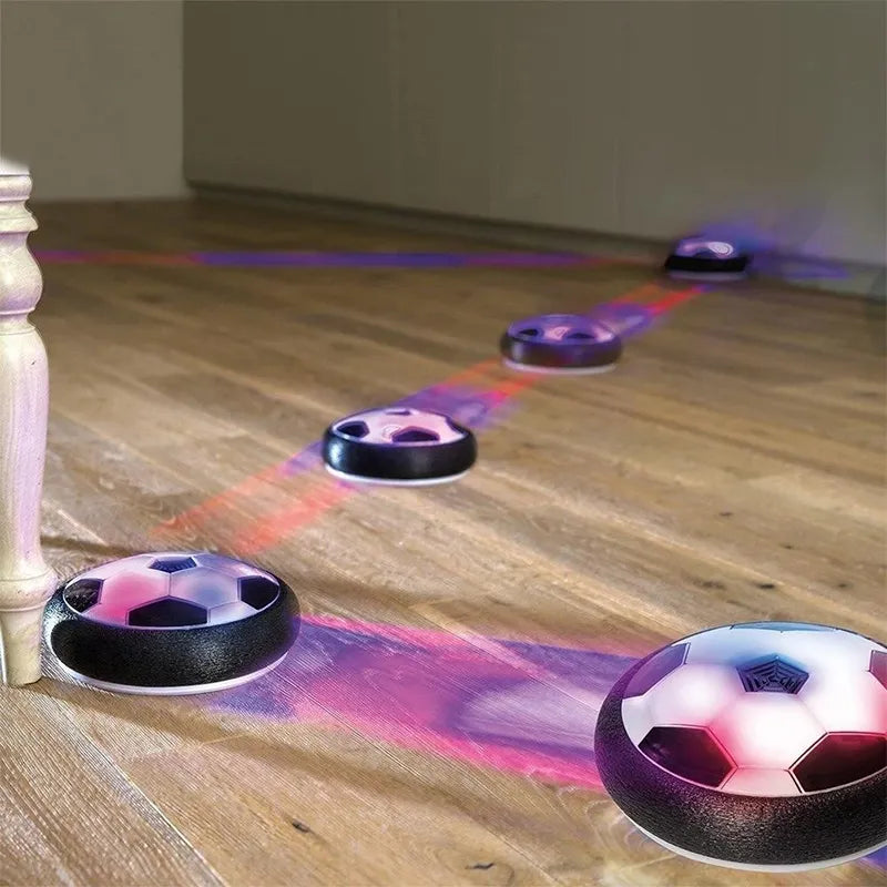 Interaktive elektrische Hundespielzeugbälle auf Holzboden, leuchtend und beweglich, ideal für kleine Hunde. Perfekt für Spiel und Bewegung.