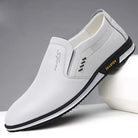 Hochwertige Herren-Lederslipper in Weiß, Designer-Mokassins, ideal als bequeme Fahrschuhe. Stilvolle, moderne Herrenschuhe für jeden Anlass.