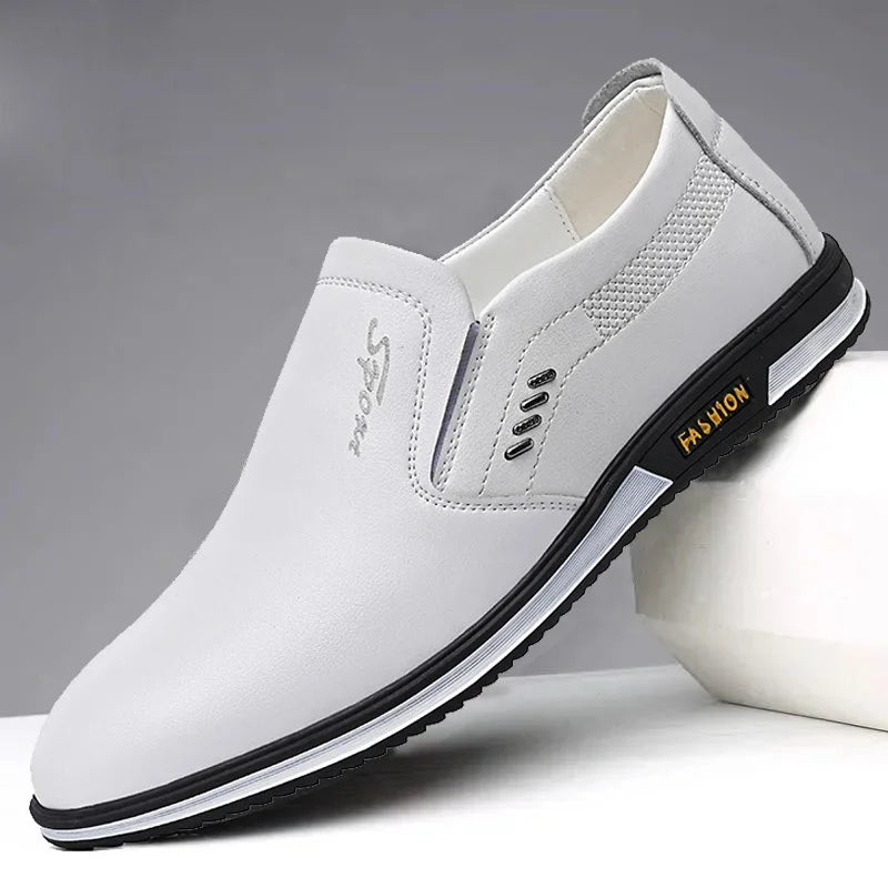 Hochwertige Herren-Lederslipper in Weiß, Designer-Mokassins, ideal als bequeme Fahrschuhe. Stilvolle, moderne Herrenschuhe für jeden Anlass.
