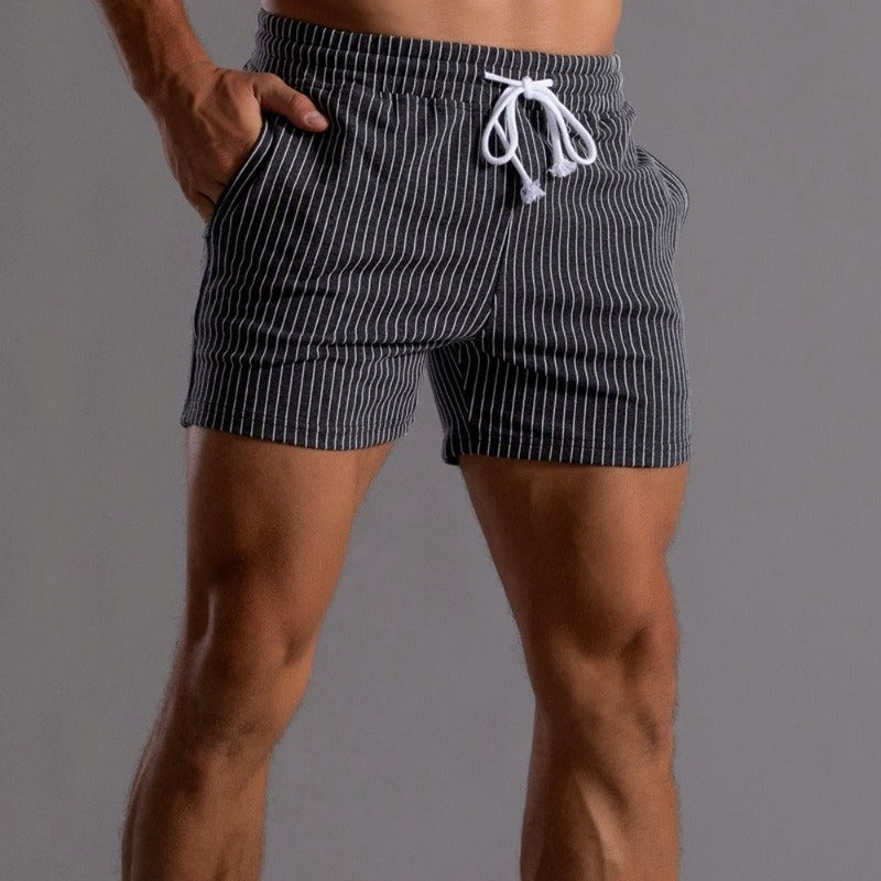 Gestreifte Herren-Shorts, schwarz-weiß, sportlich, elastischer Bund, Kordelzug.