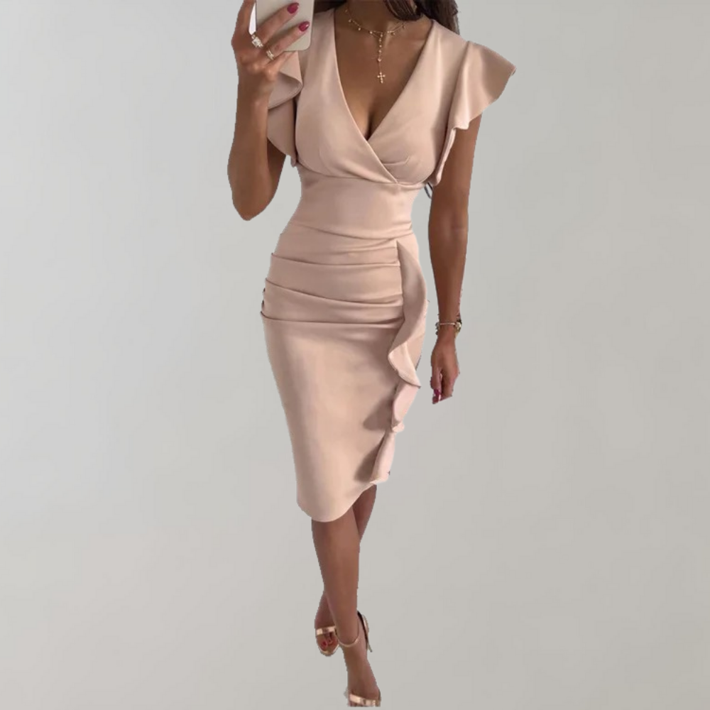 Elegantes apricotfarbenes Kleid mit Rüschen und V-Ausschnitt, ideal für Abendveranstaltungen. Perfekt für stilvolle Mode und feminine Eleganz.