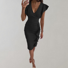 Elegantes schwarzes Kleid mit V-Ausschnitt und Rüschenärmeln, figurbetont, ideal für Abendveranstaltungen. Perfekt für stilvolle Anlässe.