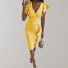 Elegantes gelbes Kleid mit Rüschen, V-Ausschnitt und taillierter Passform. Perfekt für Sommermode, Abendveranstaltungen und stilvolle Anlässe.