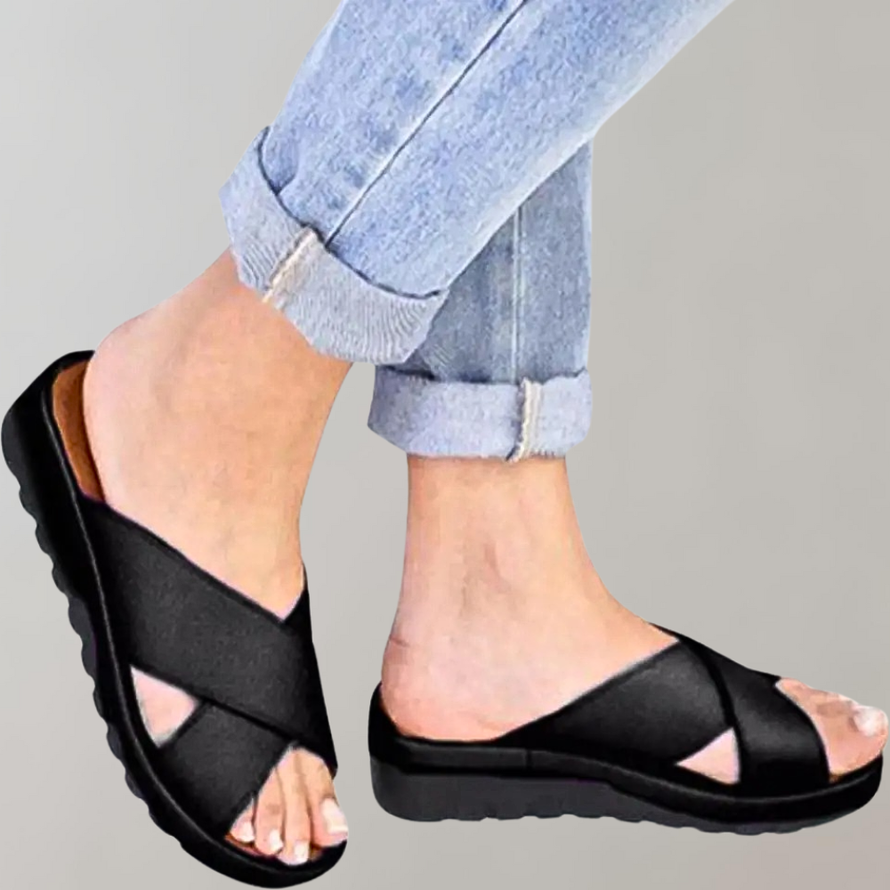 Schwarze Damen-Sandalen mit Kreuzriemen, bequeme Sommerschuhe, ideal für Freizeit und Alltag, modisch und vielseitig kombinierbar.