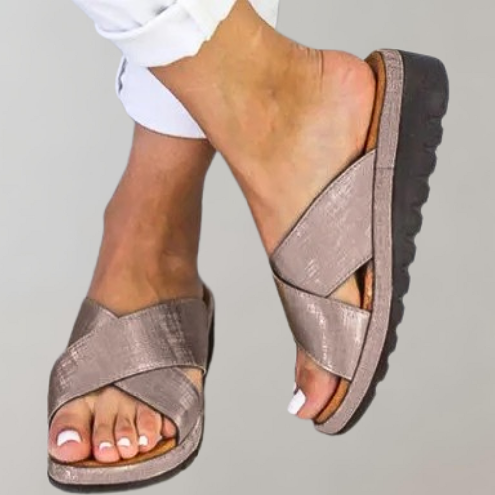Damen-Sandalen in Bronze mit überkreuzten Riemen, bequemer Sohle und modernem Design. Perfekt für Sommermode und Freizeitkleidung.