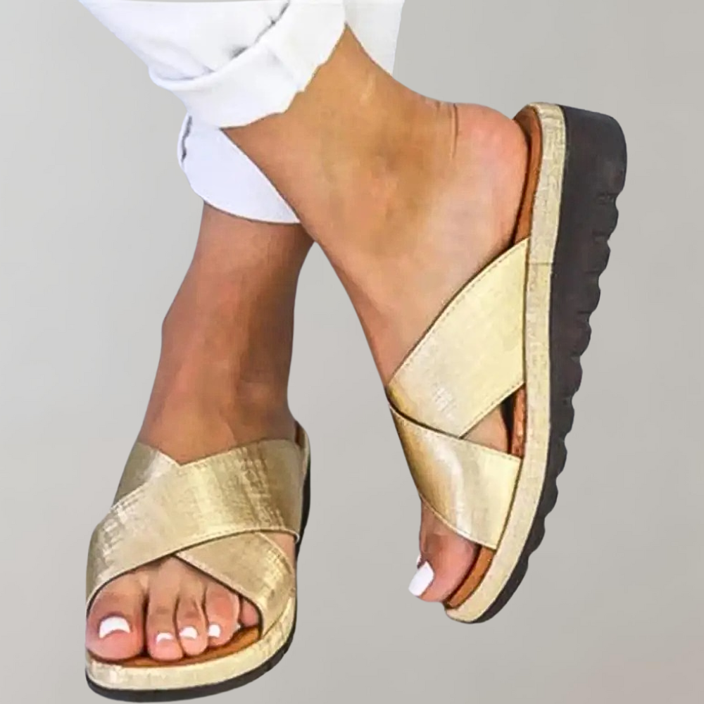 Goldene Sandalen mit Kreuzriemen, bequemer Keilsohle und modernem Design. Perfekt für Sommermode und lässige Outfits. Damen-Sommerschuhe.