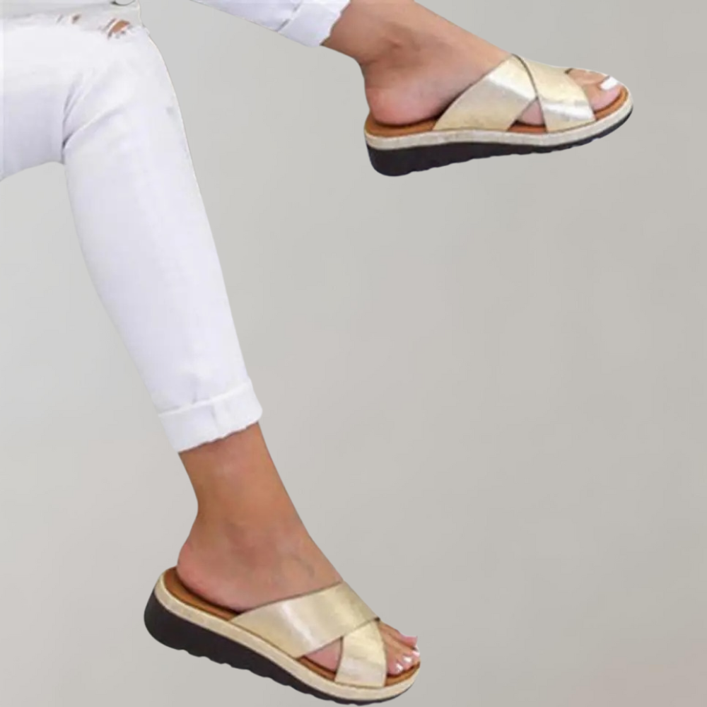 Goldene Damen-Sandalen mit Keilabsatz, bequemem Fußbett und überkreuztem Riemen-Design. Perfekt für Sommermode und Freizeitkleidung.