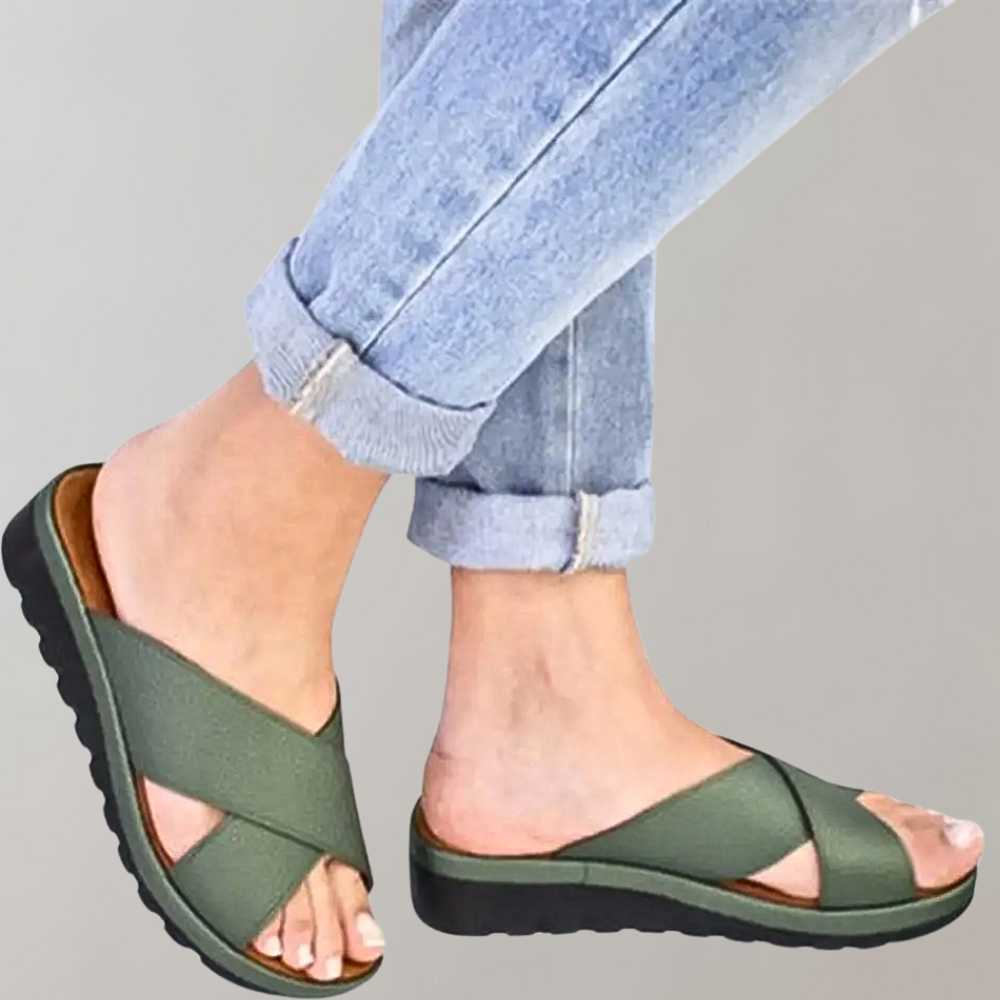 Grüne Damen-Sandalen mit überkreuzten Riemen, bequemer Sohle und modernem Design. Perfekt für Sommermode und Freizeitkleidung.