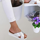 Silberne Damen-Sandalen mit Kreuzriemen und Plateau, ideal für Sommermode. Bequeme, stilvolle Schuhe für Freizeit und Alltag.