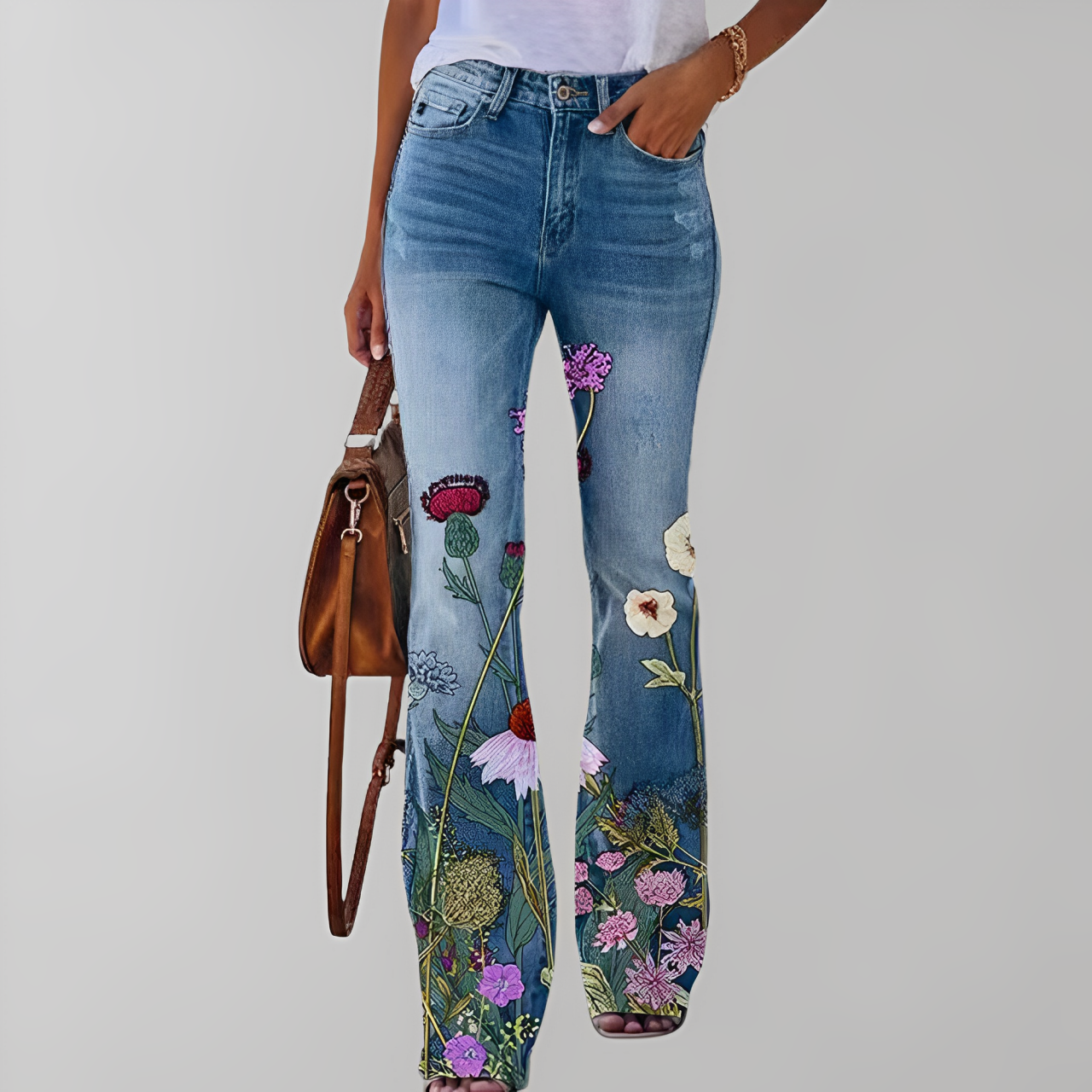 Damenjeans mit floralen Stickereien, ausgestelltem Bein und hoher Taille. Perfekt für modische Outfits. Ideal für Frühling und Sommer.