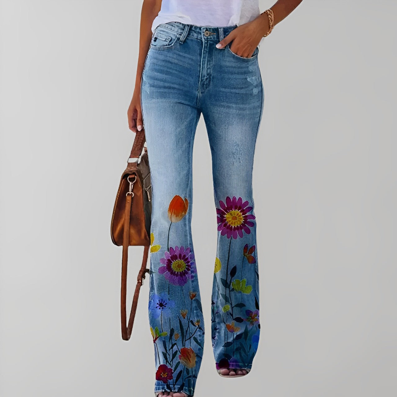 Damenjeans mit Blumenmuster, ausgestelltem Bein und hoher Taille. Perfekt für modische Freizeitlooks. Trendige Damenmode, florale Jeans.
