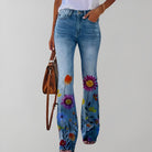 Damenjeans mit Blumenmuster, ausgestelltem Bein und hoher Taille. Perfekt für modische Freizeitlooks. Trendige Damenmode, florale Jeans.