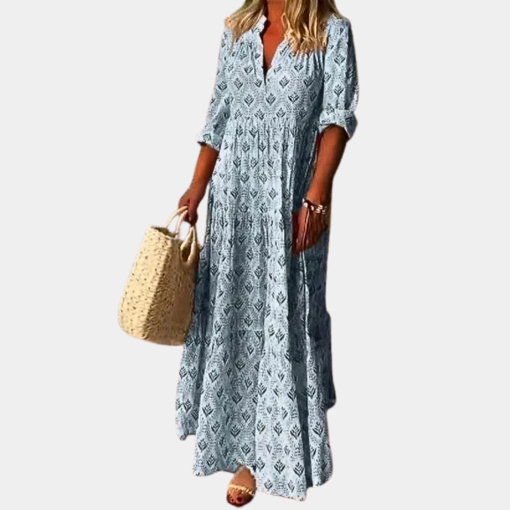 Langes blaues Sommerkleid mit geometrischem Muster, V-Ausschnitt und 3/4-Ärmeln. Perfekt für Strandmode und lässige Outfits.