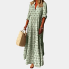 Damen Maxikleid in Grün mit geometrischem Muster, V-Ausschnitt und 3/4-Ärmeln. Perfekt für Sommermode und Strandoutfits.