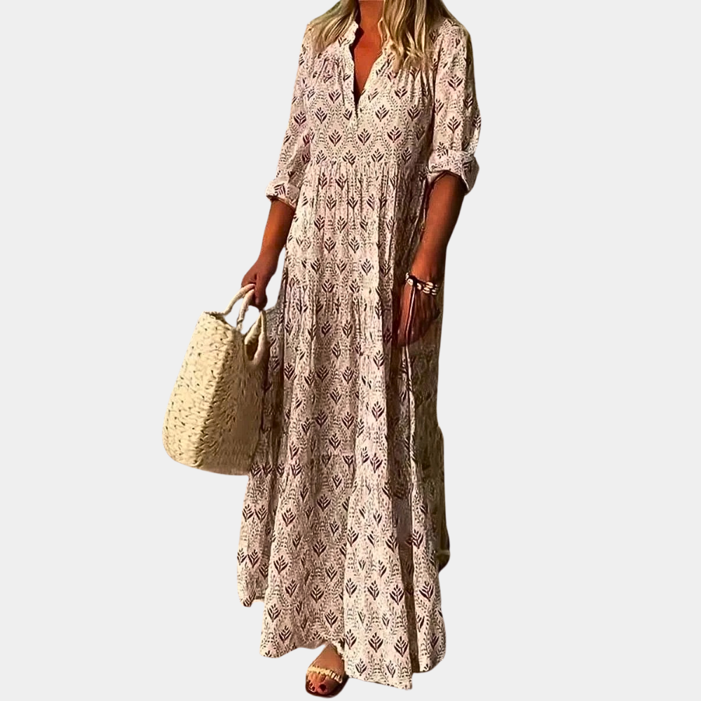 Damen Maxikleid mit rosa Muster, V-Ausschnitt und 3/4-Ärmeln. Perfekt für Sommermode. Kombiniert mit einer geflochtenen Tasche.