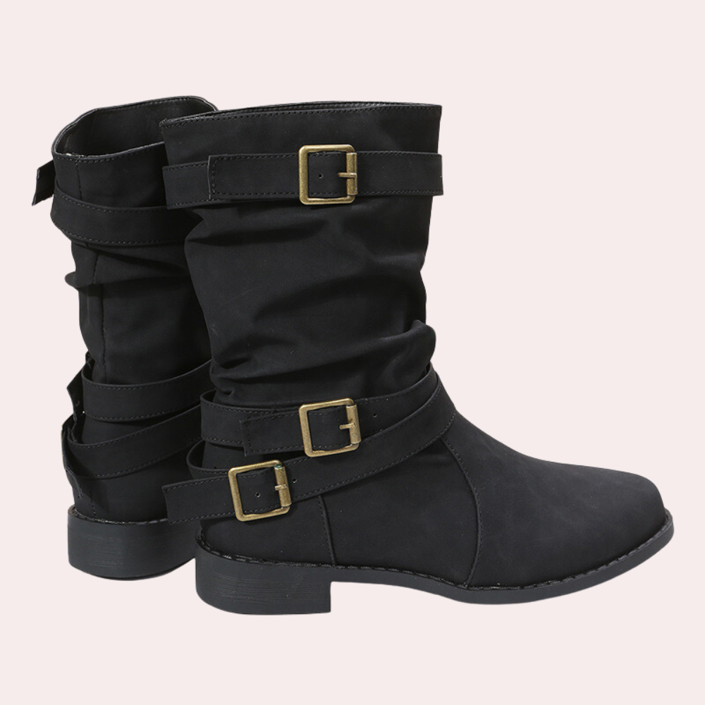Schwarze Damenstiefel mit Schnallen, flachem Absatz und modischem Design. Perfekt für Herbst und Winter. Bequeme und stilvolle Stiefeletten.