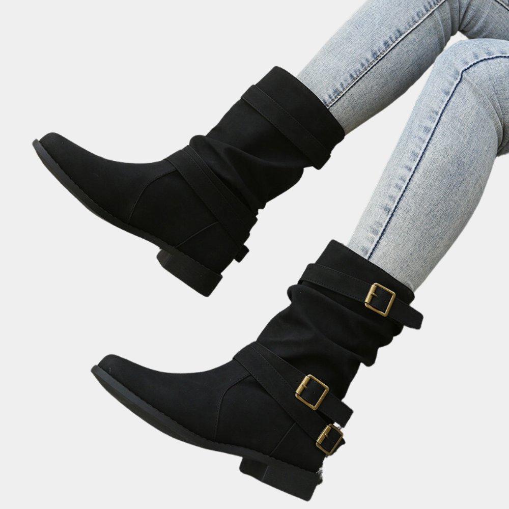 Schwarze Damenstiefel mit Schnallen, flachem Absatz und modernem Design. Perfekt für Herbstmode, bequem und stilvoll. Hochwertige Materialien.