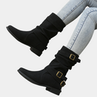 Schwarze Damenstiefel mit Schnallen, flachem Absatz und modernem Design. Perfekt für Herbstmode, bequem und stilvoll. Hochwertige Materialien.