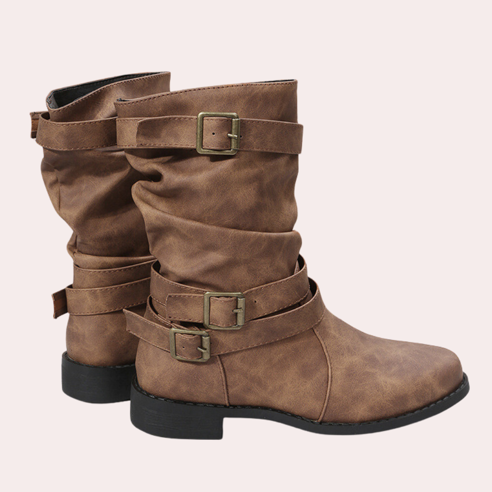 Damenstiefel aus braunem Kunstleder mit Schnallen und flachem Absatz. Modische, bequeme Boots für Herbst und Winter. Perfekt für Casual-Looks.