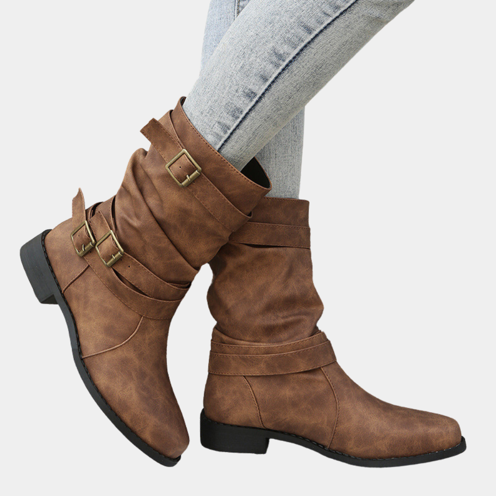 Damenstiefel aus braunem Leder mit Schnallen, flachem Absatz und modischem Design. Perfekt für Herbstmode und lässige Outfits.