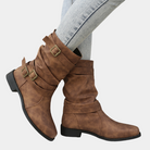 Damenstiefel aus braunem Leder mit Schnallen, flachem Absatz und modischem Design. Perfekt für Herbstmode und lässige Outfits.
