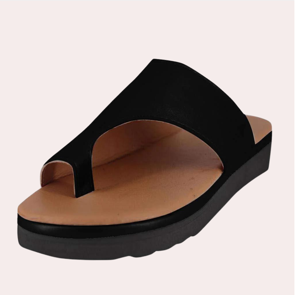 Schwarze Damen-Sandale mit Zehenschlaufe, flachem Absatz und bequemer Sohle. Perfekt für Sommermode und Freizeitkleidung.