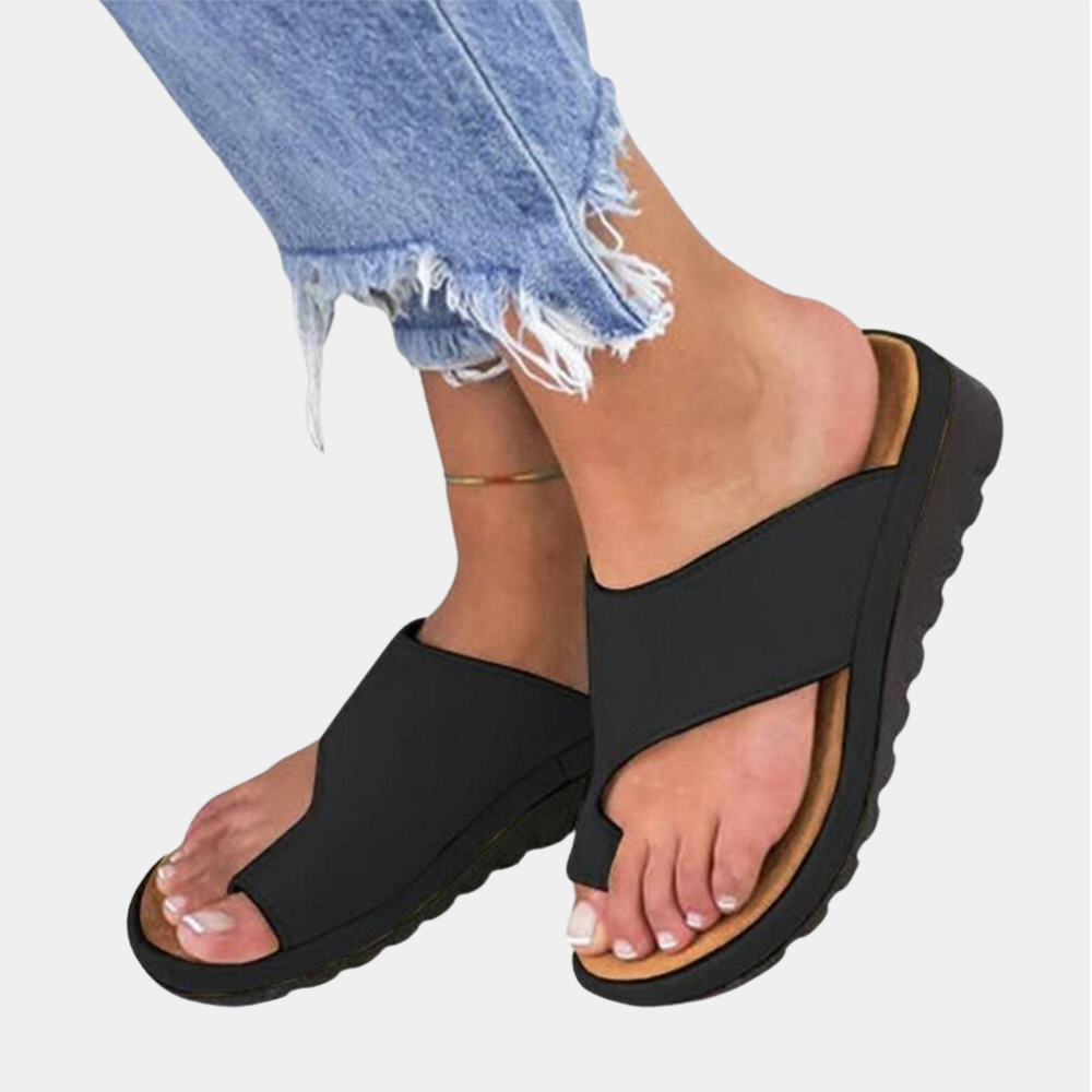 Schwarze Damen-Sandalen mit ergonomischem Fußbett, ideal für Sommermode. Bequeme, stilvolle Schuhe mit rutschfester Sohle und modernem Design.