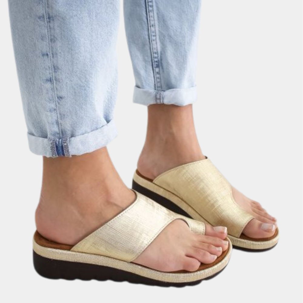 Goldene Damen-Sandalen mit Plateau, bequem und stilvoll, ideal für den Sommer. Perfekt kombinierbar mit Jeans oder Freizeitkleidung.