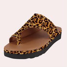 Leopardenmuster-Sandale mit Plateau, rutschfester Sohle und offenem Zehenbereich. Modischer Sommerschuh für Damen. Ideal für Freizeit und Strand.