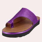 Lila Damen-Sandale mit Zehenschlaufe, bequemer Keilabsatz, modisches Design, ideal für Sommermode und Freizeitkleidung.