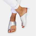 Silberne Damen-Sandalen mit offenem Zeh, bequemem Fußbett und modernem Design. Perfekt für Sommermode und lässige Outfits.