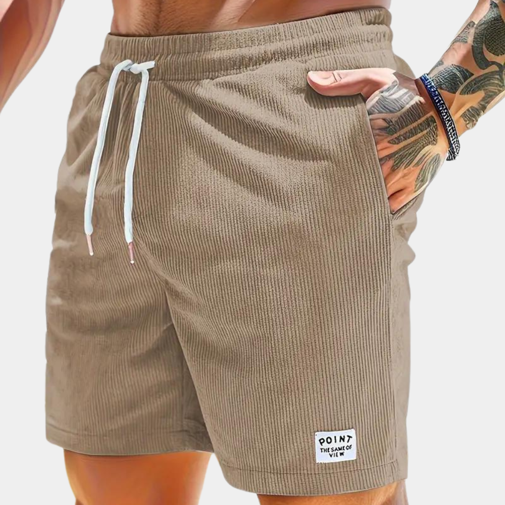Khaki Badeshorts für Herren mit Kordelzug, geripptem Stoff und Taschen. Ideal für Sommer, Strand und Freizeit. Modisch und bequem.