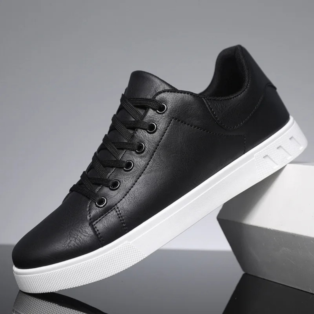 Schwarzer Sneaker aus Leder mit weißer Sohle, modisch und bequem. Perfekt für Herren, ideal für Freizeit und Alltag. Hochwertige Verarbeitung.