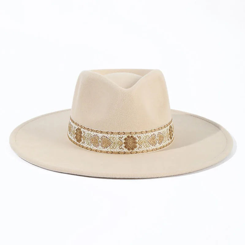 Eleganter beiger Fedora-Hut mit breiter Krempe und dekorativem Band. Perfekt für Vintage-Mode, Unisex-Design, ideal für stilvolle Anlässe.