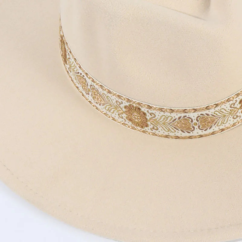 Eleganter Fedora-Hut in Beige mit dekorativem Band, ideal für Herren und Damen. Perfekt für Vintage-Mode und stilvolle Outfits.