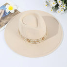 Eleganter Fedora-Hut in Beige mit breiter Krempe und dekorativem Band, ideal für Damen und Herren. Perfekt für Vintage- und Cowboy-Looks.