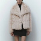 Damen Winterjacke aus Kunstfuchspelz, luxuriöses Design, beige, ideal für modische Outfits 2023. Perfekt für stilvolle, warme Winterlooks.