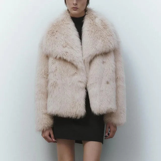 Damen Winterjacke aus Kunstfuchspelz, luxuriöses Design, beige, ideal für modische Outfits 2023. Perfekt für stilvolle, warme Winterlooks.