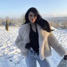 Damen Winterjacke aus Kunstfuchspelz, luxuriöses Design, ideal für kalte Tage. Modetrend 2023, stilvoll und warm, perfekt für den Winter.