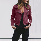 Damenmode: Elegante bordeauxrote Bikerjacke aus Lederimitat mit Reißverschluss, ideal für den Frühling. Trendige Jacke für stilvolle Outfits.
